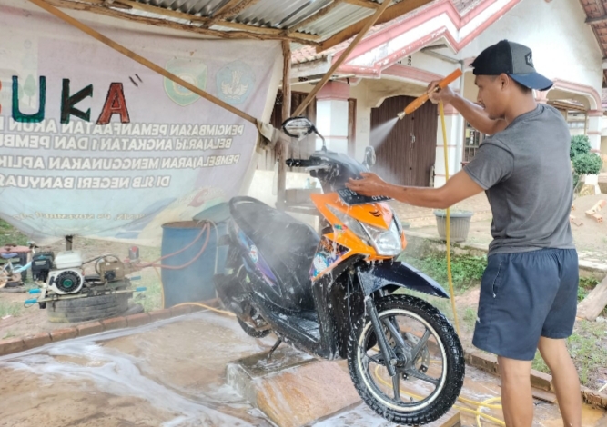 Musim Hujan, Pengusaha Cucian Motor Ketiban Rejeki