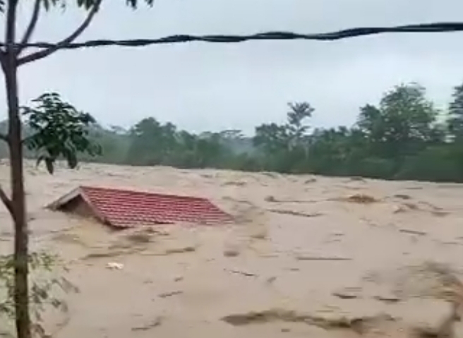 Banjir Lahat: 7 Kecamatan Terendam, 5 Unit Rumah Hanyut