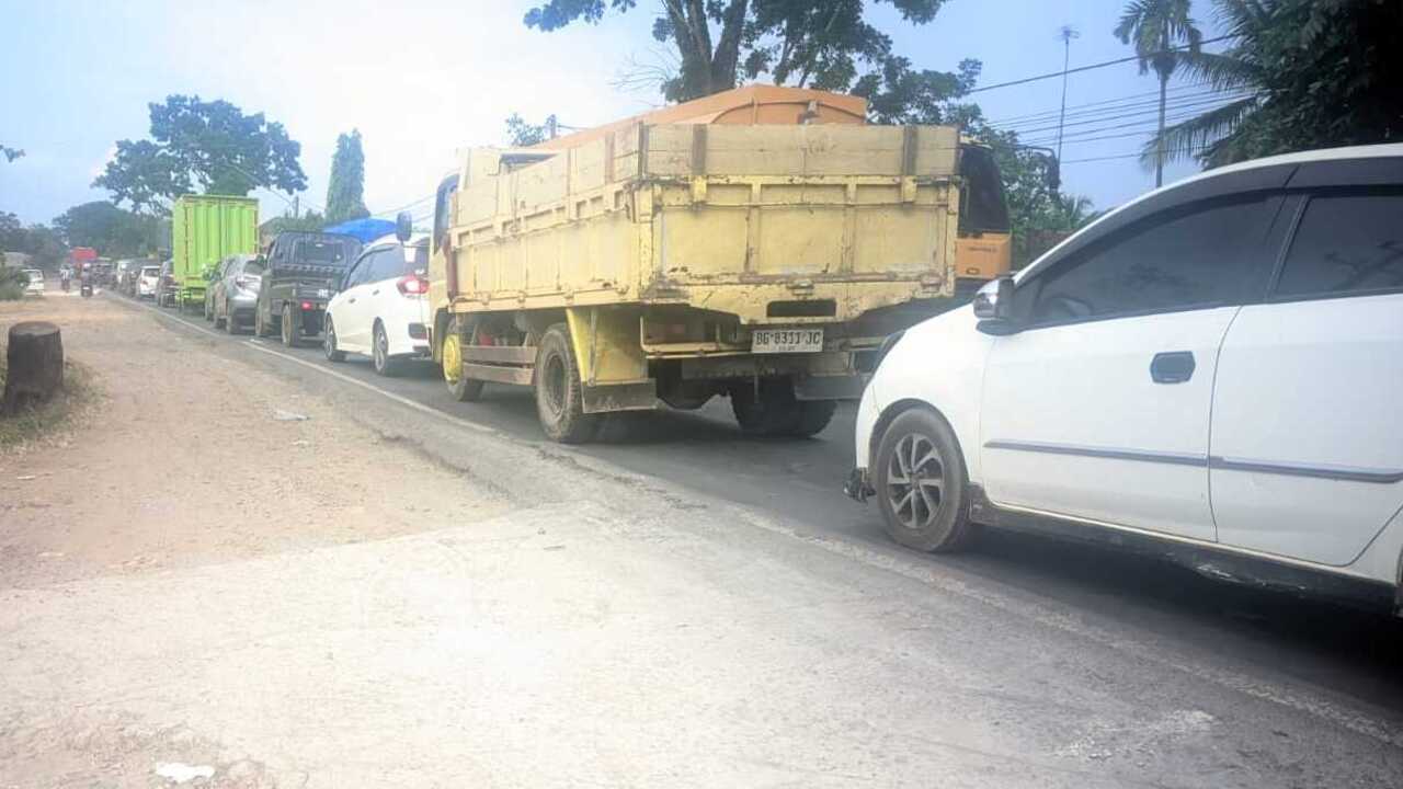 Jalintim Banyuasin Lumpuh Dua Hari, Kemacetan Mengular Puluhan Kilometer Akibat Pengecoran Jalan di KM 17