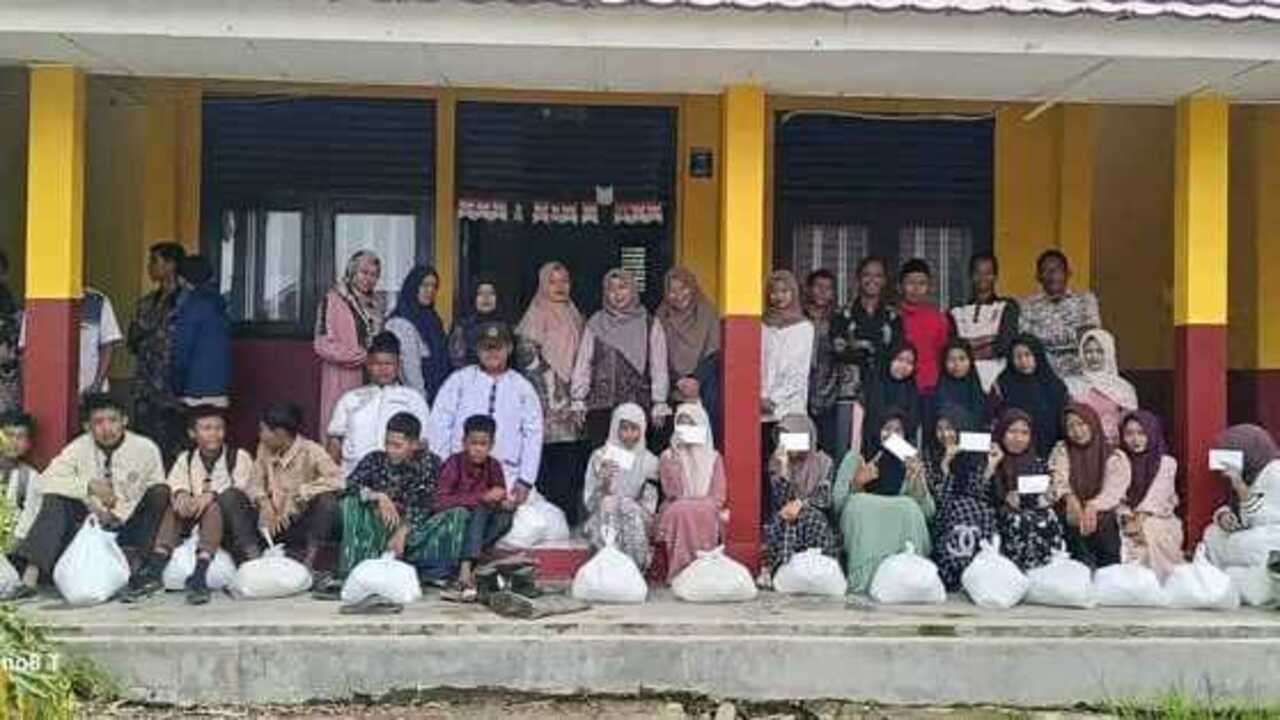 Setiap Tahun SMPN 2 Muara Telang Salurkan Zakat Fitrah