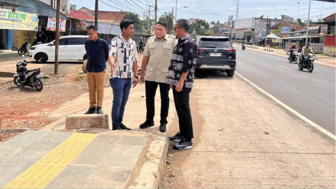 Tanggapi Keluhan Warga, DPRD Banyuasin Sidak Proyek Trotoar Rawan Banjir