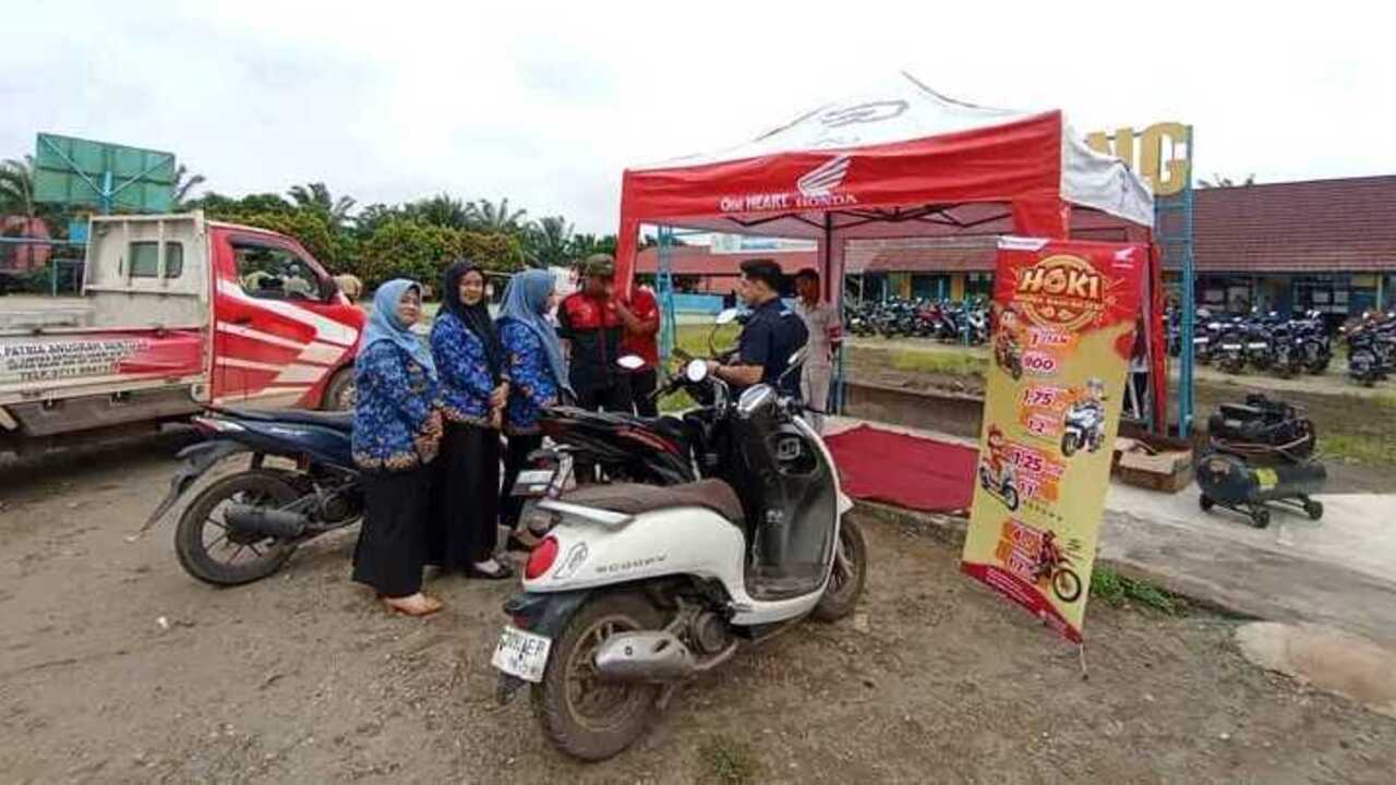 Warga SMAN 1 Betung dapat Pelayanan Service Gratis dari Honda