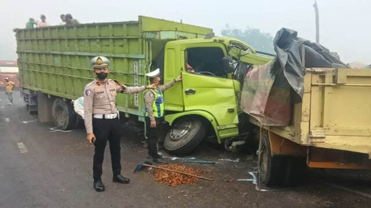 Dua Truk Kecelakaan di Jalintim KM 53 Banyuasin, Pengemudi dan Penumpang Dievakuasi ke Rumah Sakit