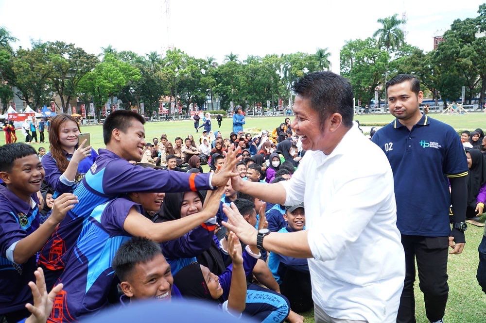 Herman Deru Semangati  Ratusan Pelajar SMA  Peserta Lomba Olahraga Tadisional