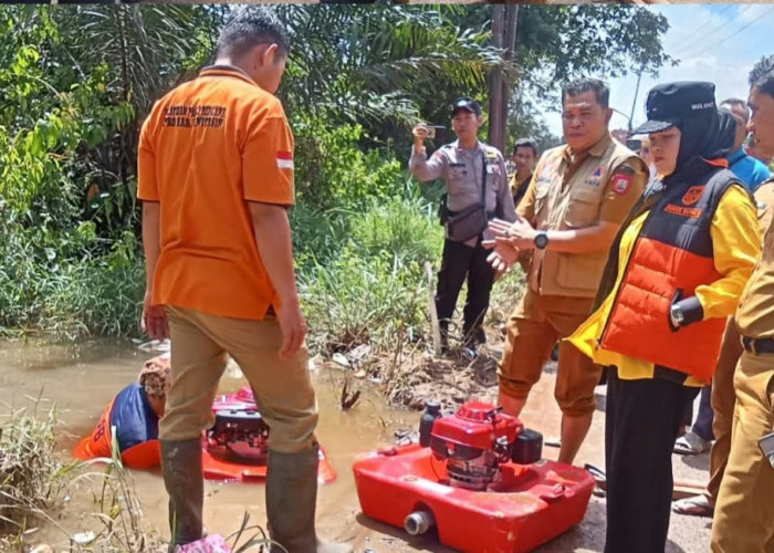 Wabup Banyuasin Tinjau Langsung Genangan Air di Sukajadi Timur, Pastikan Penanganan Cepat untuk Warga
