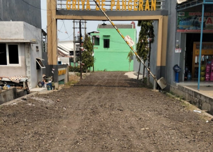 Tak Kunjung Diperbaiki, Warga Griya De Pangeran Banyuasin Patungan Benahi Jalan 150 Meter