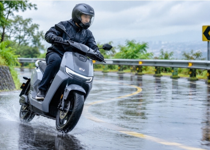 7 Teknik Mengendarai Motor Listrik Saat Trek Basah agar Tetap Stabil