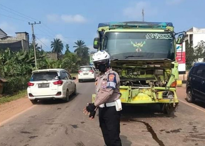 Sopir Mengantuk, Truk Seruduk Kendaraan Didepannya