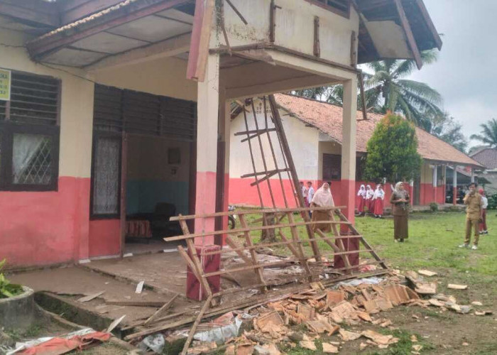 Ped Kantor  SMPN 3 Banyuasin III Ambruk, Bangunan tak Layah Huni