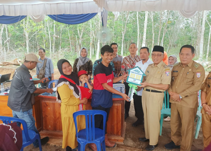 Penuhi Kebutuhan Rumah MBR, Wabup Bagikan Kunci Rumah Secara Simbolis