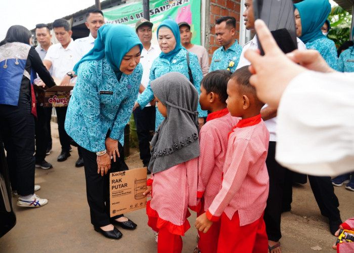 Bagikan Sembako, Feby Deru Berbagi Kebahagiaan dengan Warga Talang Kepuh