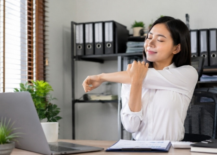 Leher hingga Punggung Pegal? Ini Jenis Stretching Ringan yang Cocok untuk Pekerja Kantoran