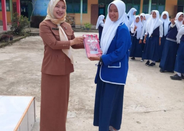 Peserta Didik SMPN 1 Selat Penuguaan Terima Bantuan Buku dari Bupati Banyuasin