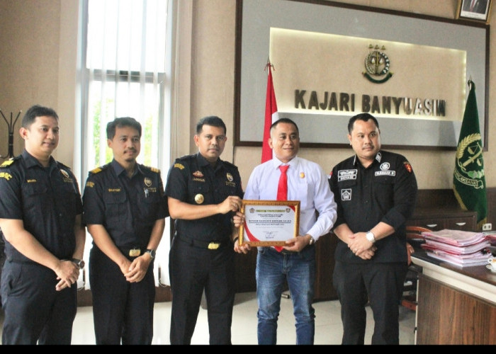 Hebat! Kajari Banyuasin dan Kasi Pidsus Terima Penghargaan dari DJBC, Ini Prestasinya