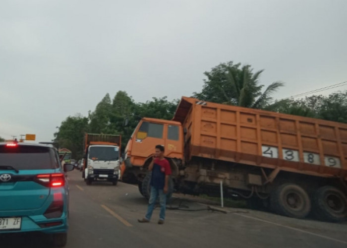 Dumptruk Terperosok Jalintim Banyuasin Macet Hingga 5 Km