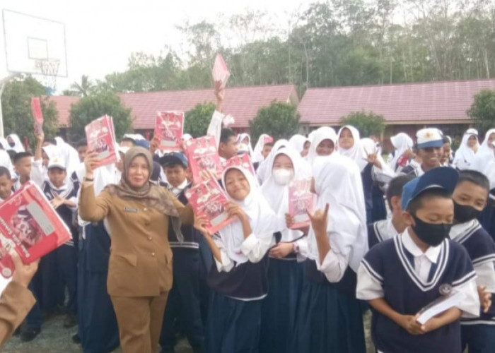 Giliran Siswa di Sekolah Ini Terima Buku Tulis Gratis