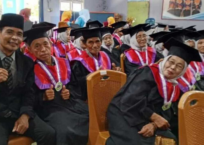 58 Lansia Ikuti Wisuda Sekolah Lansia Berdaya Aisyiyah di Desa Pulau Harapan
