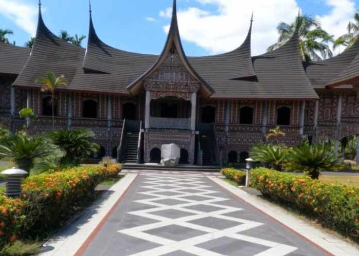 Menguak Keindahan 5 Rumah Adat yang Ada di Indonesia, Warisan Budaya yang Sarat Makna