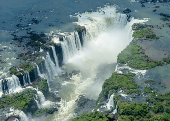 Bukan Niagara! Ini Dia Air Terjun Terbesar di Dunia yang Punya 275 Aliran Air Sekaligus