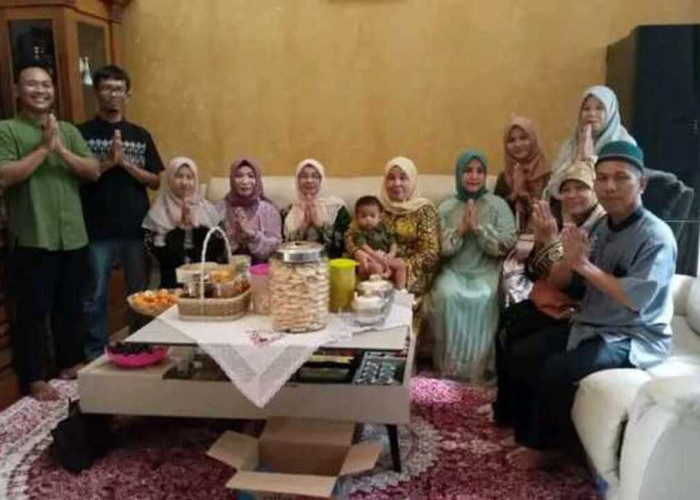 Semangat Kebersamaan, Guru dan PTK SMPN 2 Banyuasin III Silaturahmi ke Rumah Kepsek