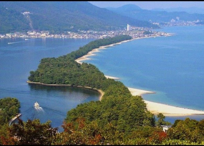 Pesona Keindahan Tak Terungkap Eksplorasi 6 Pantai Menakjubkan di Jepang