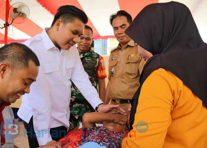 Ratusan Anak Disunat Massal, Noor Ishmatuddin Berikan Hadiah