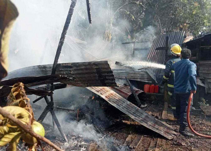 Diduga Korsleting Listrik, Rumah Warga di Banyuasin Terbakar, Damkar Bergerak Cepat Padamkan Api