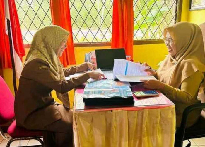 Kepala SDN 20 Banyuasin III Laksanakan Supervisi Perangkat Ajar Guru