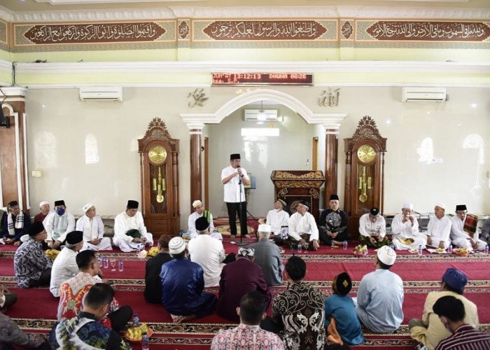 Safari Jumat di Masjid Istiqlal Sematang Borang, Herman Deru  Pantau Infrastruktur Pemukiman Warga