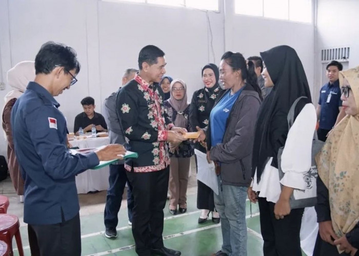Akses Bantuan Lebih Mudah, Warga Talang Kelapa Terima Buku Tabungan PKH