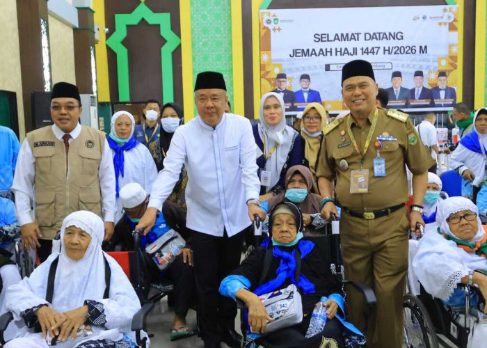 Sambut Kepulangan Kloter Pertama Haji Embarkasi Palembang, Wagub Cik Ujang: Jaga Kemabruran Haji