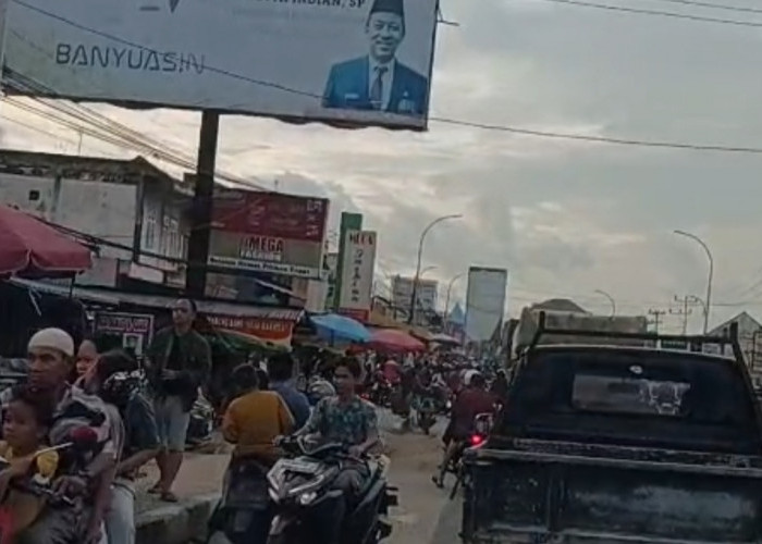 Berburu Takjil Hari Pertama Puasa, Pasar Pangkalan Balai Dipadati Warga, Lalin Macet Lancar