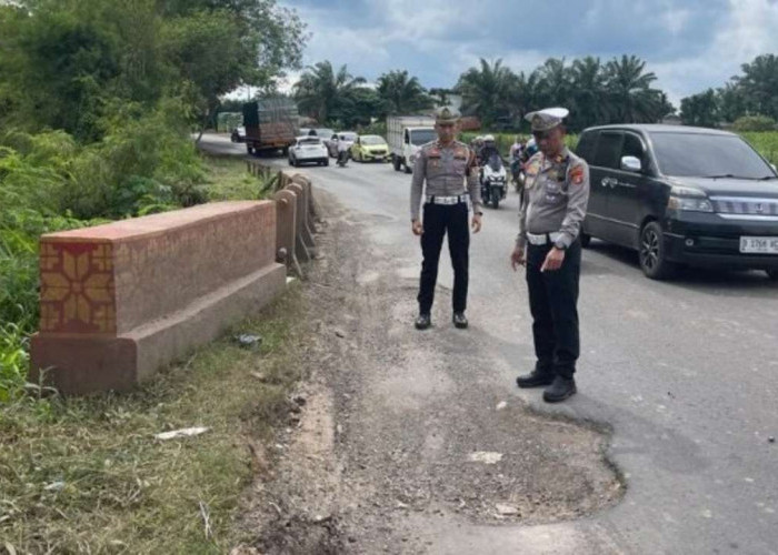 Survey Jalan Rusak di Jalintim KM 32–34, Polisi Bergerak Cegah Kecelakaan di Banyuasin