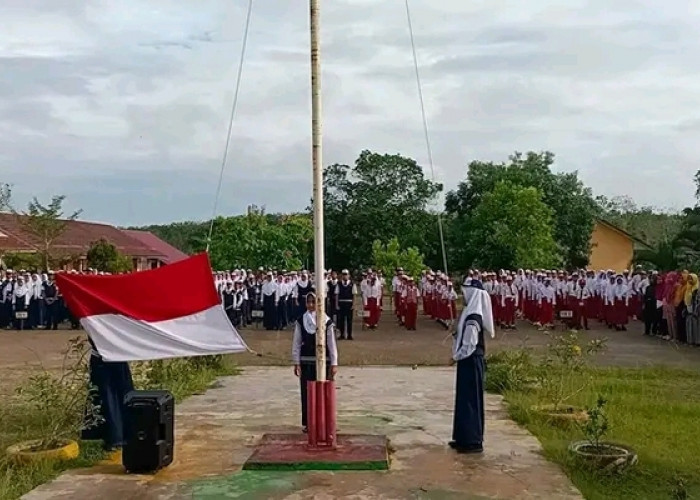 Wali Siswa di SMPN 4 Banyuasin III Ini Ikutan Laksanakan Upacara Bendera