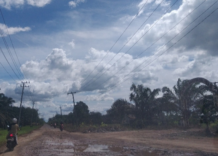 Akses Jalan Ini Berkali-kali Ditambal, Jalan Kembali Rusak