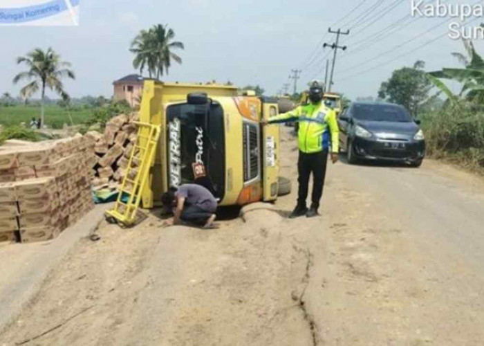 Jalan Palembang-Rambutan Kian Memprihatinkan, Truk Kerap Terbalik Akibat Jalan Berlubang