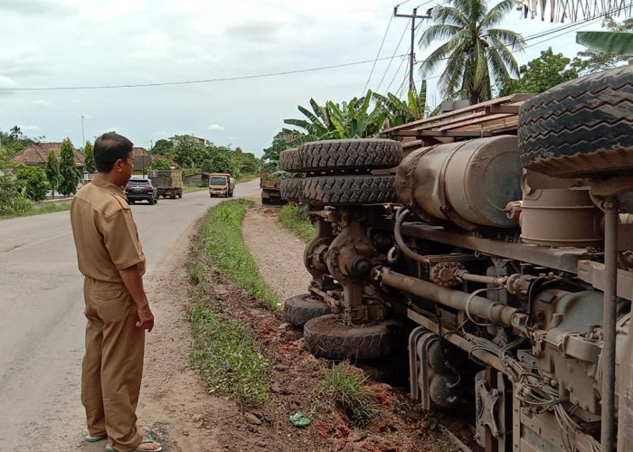 Bahu Jalan Tinggi, Truk Bermuatan Koral Terguling