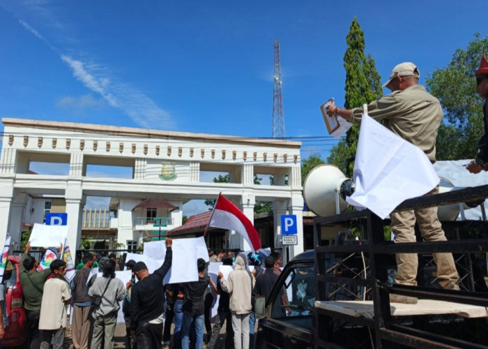 Ratusan Massa Geruduk Banyuasin, Desak Usut Mafia Pupuk dan Dugaan KKN Proyek Jalan