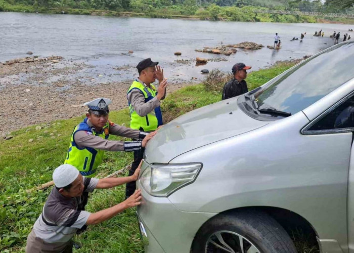 Mobil Wisatawan di OKU Nyaris Terjun ke Sungai