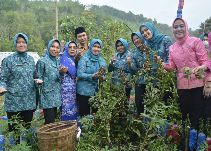 Kunker Ke Empat Lawang, Hj Fauziah MD  Sosialisasikan GSMP Dihadapan  PKK Desa Canggu