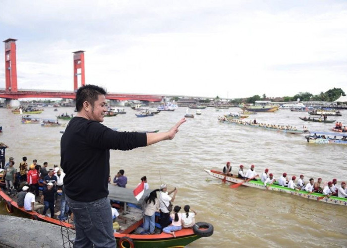 Lomba Perahu Bidar Tadisional dan Perahu Hias Piala Gubernur Berhasil Sedot Ribuan Penonton