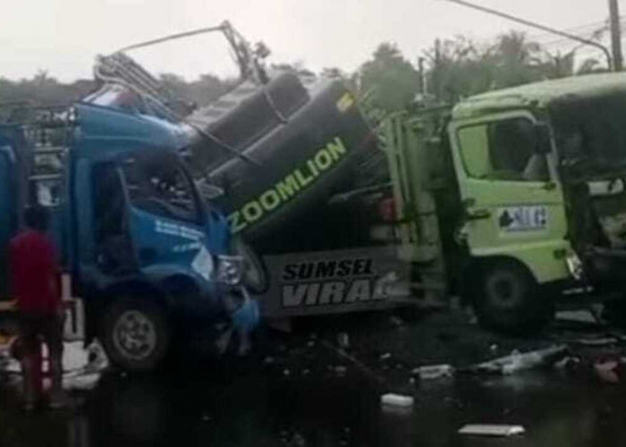Truk Alat Berat Adu Kambing dengan Tengki Bahan Bakar di Desa Lubuk Lancang