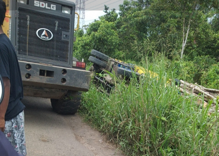 Ruas Jalan Inpres Perajin Rusak, Truk Bermuatan Kayu Terbalik