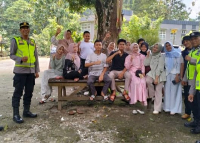 Mobil Wisatawan di OKU Nyaris Terjun ke Sungai