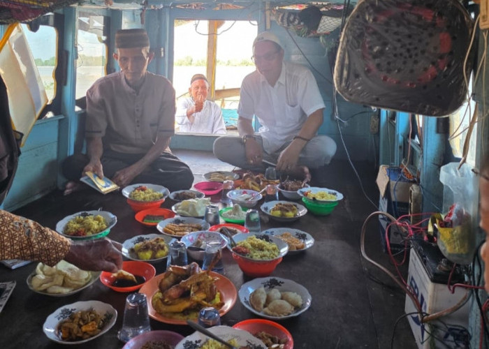 Di Atas Pompong, Warga Upang Marga Gelar Doa dan Syukuran Penuh Kebersamaan