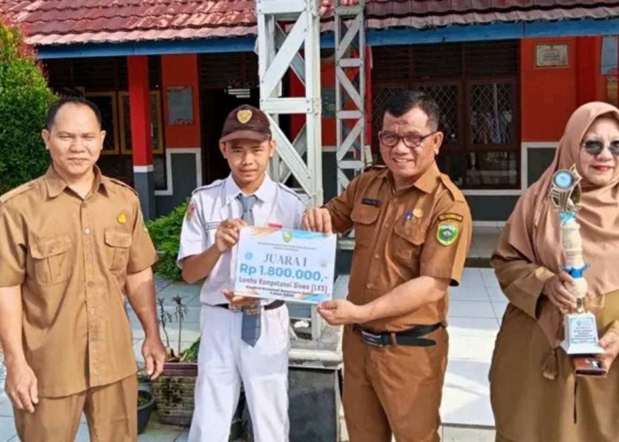 Siswa SMKN 1 Suak Tapeh Terima Trofi dan Sertifikat Juara LKS INC