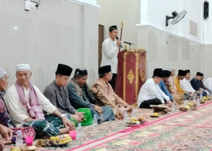 Hujan Mengguyur, Warga Villa Bukit Indah Tetap Antusias Peringati Isra Mikraj