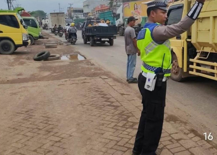 PATAKA Satlantas Polres Banyuasin Urai Kepadatan Lalu Lintas di SPBU Sukajadi