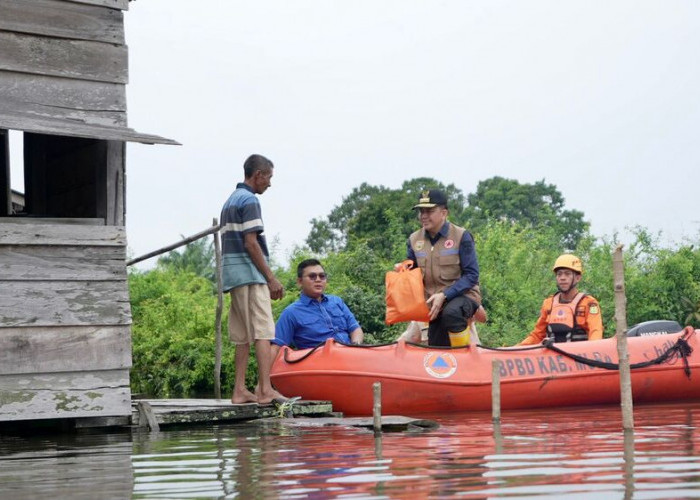 Pj Gubernur Sumsel Antar Bantuan Banjir di Musi Banyuasin dari Atas Perahu Karet