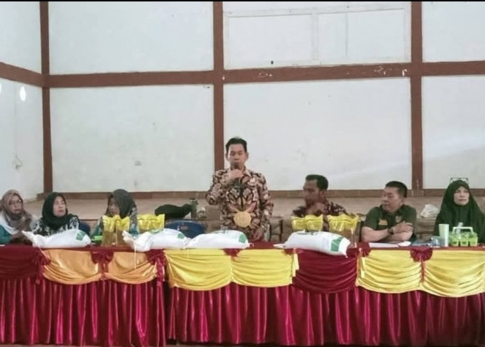 Camat Sembawa Hadiri Penyaluran Bantuan Pangan di Desa Mainan